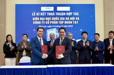 Ông Mai Xuân Sơn, Tổng Giám đốc Tập đoàn T&T Group (bên phải) và PGS.TS Phạm Bảo Sơn, Phó Giám đốc ĐHQGHN trao thỏa thuận hợp tác trong lĩnh vực y tế.
