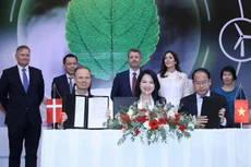 Đại diện Liên danh T&T Group - Orsted và Trung tâm Đổi mới sáng tạo Quốc gia ký và trao biên bản ghi nhớ thỏa thuận hợp tác.