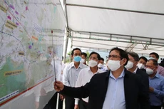 Thủ tướng Chính phủ Phạm Minh Chính thị sát và chỉ đạo hướng tuyến cao tốc Buôn Mê Thuật - Vân Phong. Ảnh Internet