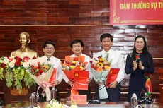 Bà Bùi Thị Quỳnh Vân - Bí thư Tỉnh uỷ Quảng Ngãi tặng hoa chúc mừng nhân sự mới các vị trí chủ chốt vừa được bổ nhiệm, điều động