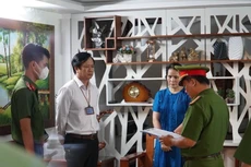 Ông Tôn Thất Thạnh (áo trắng, đeo thẻ)