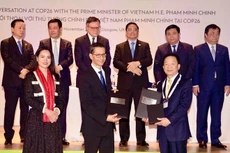 Standard Chartered và T&T Group trao biên bản ghi nhớ tài trợ vốn 6 tỷ USD cho các dự án xanh của Tập đoàn (Ảnh: Chí Hiếu) 