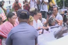 Nhóm cánh tả Philippines đụng độ với cảnh sát ở gần khu vực đại sứ quán Mỹ tại Manila. Ảnh:Xinhua.