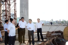 Phó Thủ tướng Vương Đình Huệ thị sát các công trình ngăn mặn tại tỉnh Kiên Giang ngày 17/5. Ảnh: Thành Chung - Bích Thảo