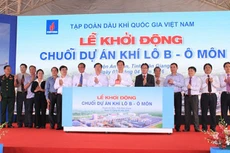 Thủ tướng Nguyễn Tấn Dũng cùng lãnh đạo các bộ ngành và chủ đầu tư ấn nút khởi động dự án.