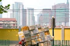 Trung Quốc đang gánh khối nợ lớn gấp đôi nền kinh tế. Ảnh: Reuters
