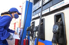 Xăng tăng giá 700 đồng một lít từ 15h