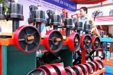 Hợp tác công tư để phát triển thị trường trong nước gắn với Cuộc vận động “Người Việt Nam ưu tiên dùng hàng Việt Nam” là chủ trương được nhiều người ủng hộ. Ảnh: Lê Tiên