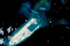 Ảnh chụp vệ tinh Đá Chữ Thập thuộc quần đảo Trường Sa của Việt Nam mà phía Trung Quốc chiếm đóng, xây dựng trái phép. (Nguồn: AFP)