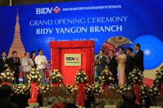 Phó Tổng thống Myanmar Henry Vanthio và Phó Thủ tướng Vũ Đức Đam mở biển đồng Chi nhánh Yangon 2