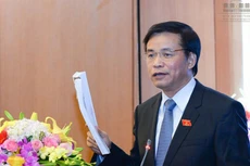 Chánh văn phòng Hội đồng Bầu cử Quốc gia Nguyễn Hạnh Phúc cầm trên tay danh sách toàn bộ 870 ứng viên đại biểu Quốc hội khoá 14.