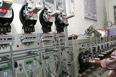 Hiện có rất ít doanh nghiệp trong nước sản xuất được công tơ điện tử có chức năng đo xa. Ảnh: Diệp Quỳnh