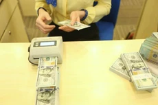 Trong bối cảnh Chính phủ thể hiện sự quyết liệt khi liên tục chỉ đạo giảm lãi suất cho vay, thì thị trường vẫn uyển chuyển để có riêng dòng chảy của mình với “lãi suất bèo” - Ảnh: Quang Phúc.