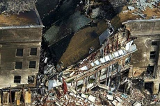 Một phần của Lầu Năm Góc bị sụp đổ sau khi bị chiếc máy bay đâm vào. Ảnh: AFP