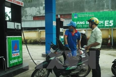 Người dân đổ xăng E5 tại cây xăng trên địa bàn tỉnh Quảng Ngãi. (Ảnh: Sỹ Thắng/TTXVN)