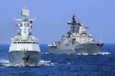 Tàu khu trục Trung Quốc (trái) và tàu Nga tham gia cuộc tập trận chung ở vùng Biển Đông ngoài khơi tỉnh Quảng Đông hôm 16/9. Ảnh: Xinhua