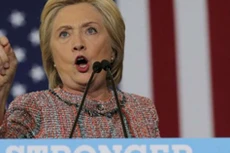 Clinton trở lại chiến dịch trong bài hát của ca sĩ chết vì viêm phổi