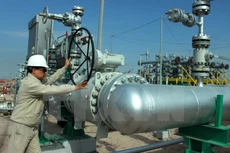 Công nhân làm việc tại nhà máy dầu ở Basra, Iraq. (Nguồn: EPA/TTXVN)