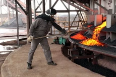 Các chuyên gia cho rằng việc hỗ trợ cả ngàn tỉ đồng để tiếp tục một dự án đã tăng vốn hơn gấp đôi dự tính cần phải cân nhắc, nhất là trong bối cảnh các nhà máy thép hiện đang gặp khó với thép Trung Quốc. Trong ảnh: sản xuất thép tại một doanh nghiệp thép 