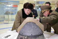 Ông Kim Jong-un xem xét một đầu đạn tên lửa của Triều Tiên. Ảnh: Reuters