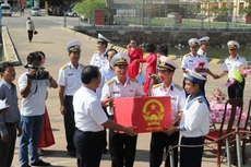 Các cán bộ, chiến sĩ Vùng 2 Hải quân nhận hòm phiếu bầu cử từ ông Mai Ngọc Thuận, Bí thư Thành ủy TP Vũng Tàu, tỉnh Bà Rịa - Vũng Tàu (hàng trước, bên trái), để phục vụ bầu cử sớm trên biển (Ảnh: Người lao động)