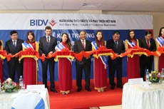 Thủ tướng Chính phủ Nguyễn Xuân Phúc cắt băng khai trương VPĐD BIDV tại Nga.