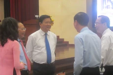 Bí thư Đinh La Thăng (giữa) yêu cầu các đại biểu HĐND Thành phố phải sớm có phương án giải quyết các kiến nghị của cử tri. Ảnh: Ngô Ngãi