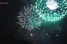 Pháo hoa rợp trời Sài Gòn mừng năm mới 2016