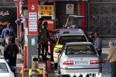 Người dân Iran mua xăng tại trạm xăng ở thủ đô Tehran của Iran ngày 19/1. (AFP/TTXVN)