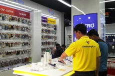 Quy mô nhỏ, sản phẩm thiếu đa dạng cũng là nguyên nhân khiến cửa hàng điện thoạitại siêu thị chưa thực sự hấp dẫn. Ảnh:Phương Đông.