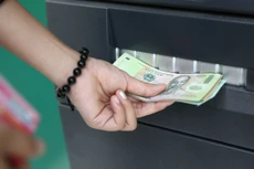 Khi đến ATM rút tiền, để tránh rủi ro, khách hàng nên che chắn đề phòng kẻ gian dùng thiết bị hiện đại đọc được nội dung thông tin của thẻ. Ảnh: Đinh Tuấn