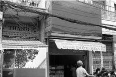 Biển hiệu Công ty Hòa Phú ở mặt chính đã được che chắn có chủ ý. Ảnh: Văn Huyền