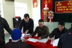 Ông Đỗ Xuân Khánh, Tổng biên tập Báo Đấu thầu trực tiếp trao quà Tết cho các hộ nghèo huyện Tam Đường, tỉnh Lai Châu. Ảnh: Hoài Nam