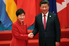Tổng thống Hàn Quốc Park Geun-hye (trái) bắt tay Chủ tịch Trung Quốc Tập Cận Bình tại hội nghị thượng đỉnh G20 ở Hàng Châu, Trung Quốc, ngày 4/9. Ảnh:Reuters.