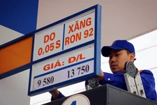 Giá xăng có thể tăng trở lại sau khi xuống mức thấp kỷ lục - 13.750 đồng hồi giữa tháng 2. Ảnh: N.M