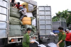 Một vụ bắt giữ hàng lậu. (Ảnh: Doãn Tấn/TTXVN)