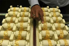 Giá vàng chốt một tuần tăng vọt 4,8% khi gần chạm mốc 1.300 USD - điều mà ngay cả những người lạc quan nhất cũng không nghĩ đến vào cuối năm ngoái. Ảnh: Economics Time.