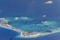 Các tàu nạo vét của Trung Quốc trong các vùng nước xung quanh Đá Chữ thập trong quần đảo Trường Sa của Việt Nam ngày 21/5/2015. (Nguồn: Reuters)