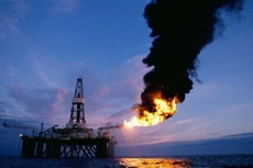 Giá dầu có thể xuống mức 35 USD/thùng trước khi tăng lại vào thời điểm cuối năm nay - Ảnh: The Guardian.