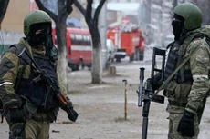 Lực lượng an ninh Nga thực hiện đợt truy quét quy mô lớn. Ảnh minh hoạ: AP