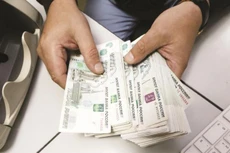 Để bổ sung ngân quỹ, Chính phủ Nga sẽ phải lựa chọn hoặc phá giá đồng ruble hoặc tăng nợ quốc gia.