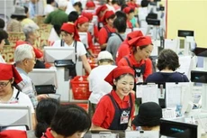 Thủ tướng Abe muốn hoãn tăng thuế để cứu kinh tế Nhật khỏi giảm phát - Ảnh: Telegraph.