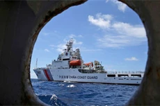 Tàu Trung Quốc ngăn chặn một tàu của Philippines ở Biển Đông. Ảnh: AP
