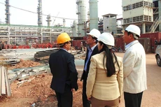 Ông Lý Quốc Hùng - Chủ tịch CĐ Công thương VN (thứ hai từ trái sang) thăm và chúc Tết CNLĐ tại công trường