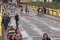 Người Venezuela băng qua biên giới sang Colombia để mua thực phẩm. Ảnh: CNN