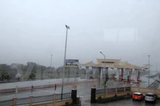 Nhà đầu tư tự ý đóng trạm thu phí cầu Hạc Trì do chập điện. (Ảnh: Việt Hùng/Vietnam+)