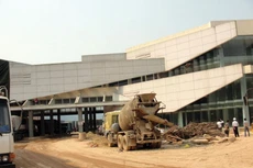 Nhà liên hợp cửa khẩu quốc tế Cầu Treo đang tiếp tục được thi công. Ảnh: Thế An