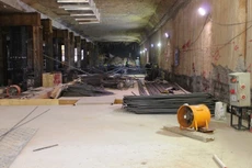 Công nhân đang thi công ga ngầm địa điểm nhà hát thành phố thuộc tuyến metro số 1 (dự án trọng điểm sử dụng vốn ODA). Ảnh: VGP/Nam Đàn