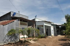 Nhà ở tuyến dân cư vượt lũ tại huyện Giang Thành, tỉnh Kiên Giang. (Ảnh: An Hiếu/TTXVN)