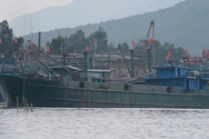 Con tàu xả bùn thải trái phép bị biên phòng Nghệ An bắt giữ. Ảnh: H.B